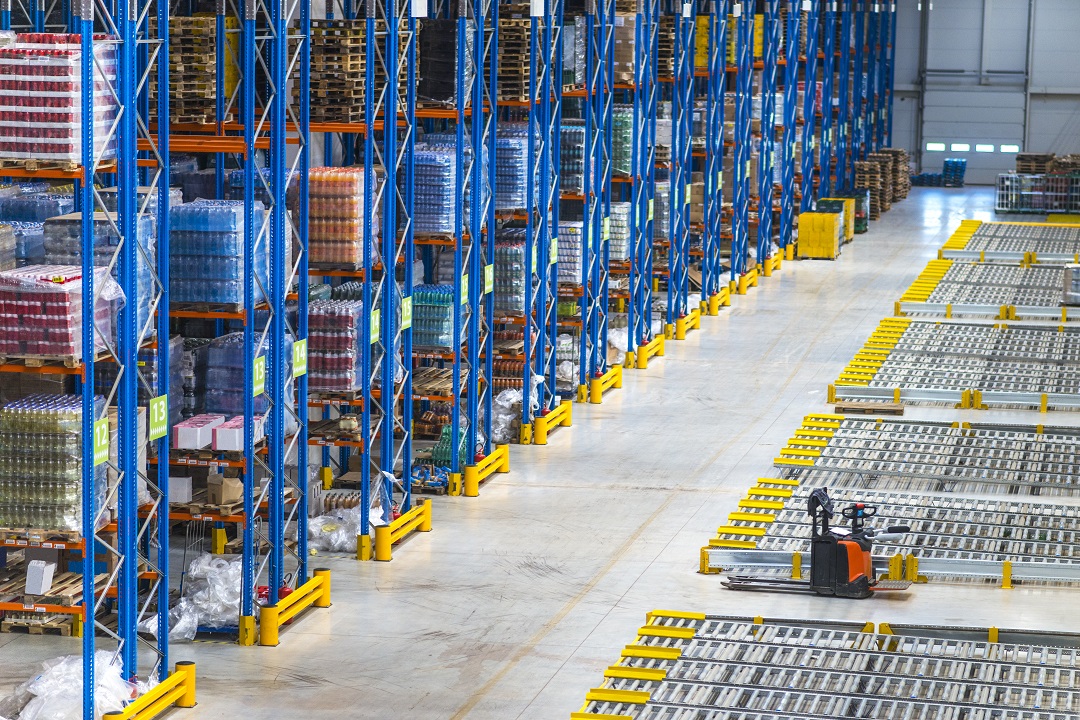 Large, organized commercial distribution logistics warehouse